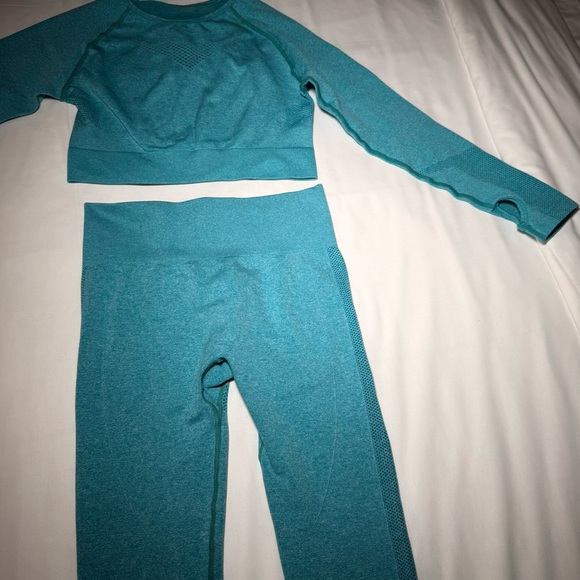 Teal Long Sleeve Crop Top and Leggings Set - Women's size medium - Picture 3 of 7